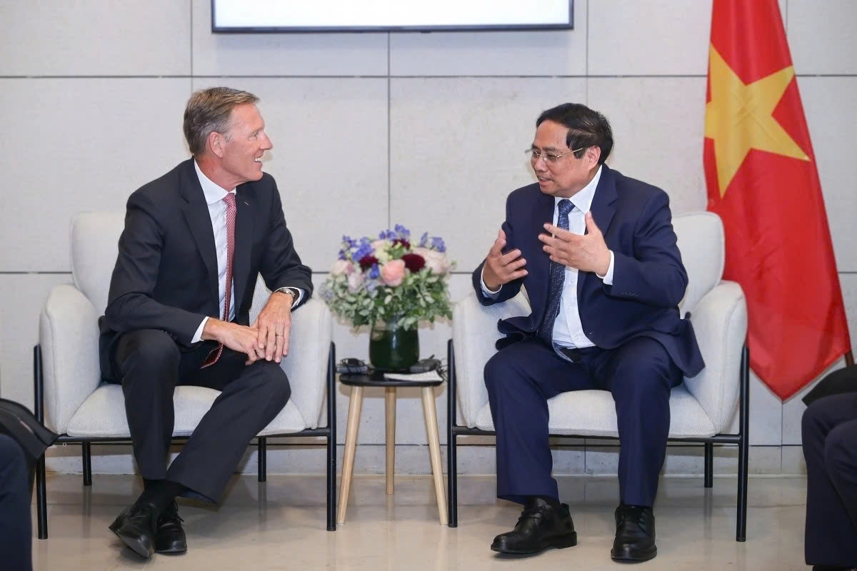PM Pham Minh Chinh receives Airbus, Thales leaders in Paris